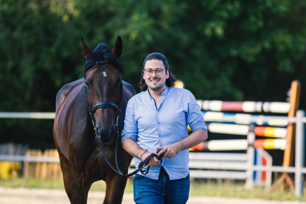 Gründer David Harder mit Pferd